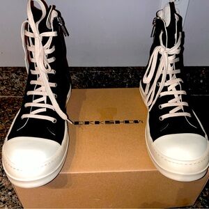 Men’s size 44 Darkshadow Rick Owen’s 
Brand New! (worn once)
Original $730
$600